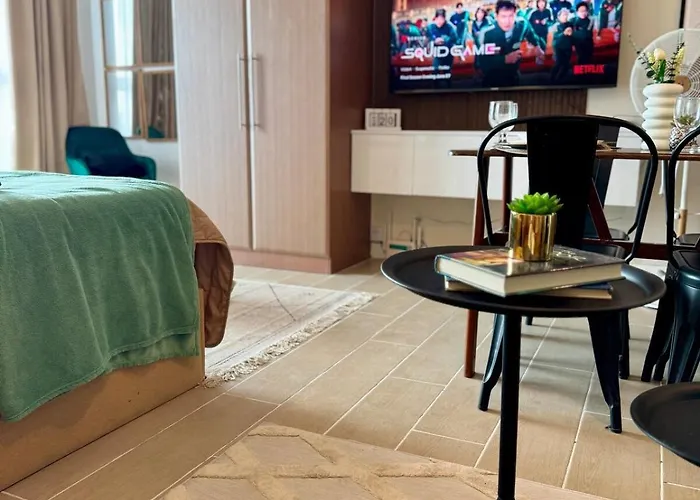 Apartment Cozy Staycation Venice With Balcony Mckinley Near Bgc *