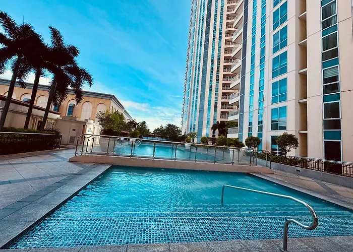 Cozy Staycation Venice With Balcony Mckinley Near Bgc Apartment *