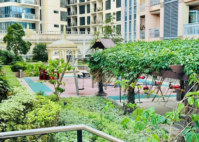 Cozy Staycation Venice With Balcony Mckinley Near Bgc *